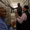 Photo du personnel de l'ARMS aidant les membres du personnel des Nations unies dans leur collection de documents papier archivés