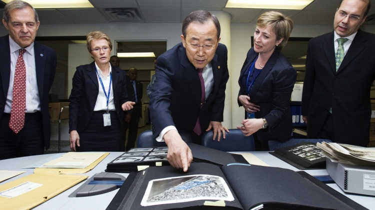2010 - Ban Ki-moon visits UN Archives Section