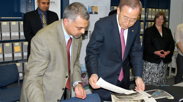 2010 - Ban Ki-moon visits UN Archives Section