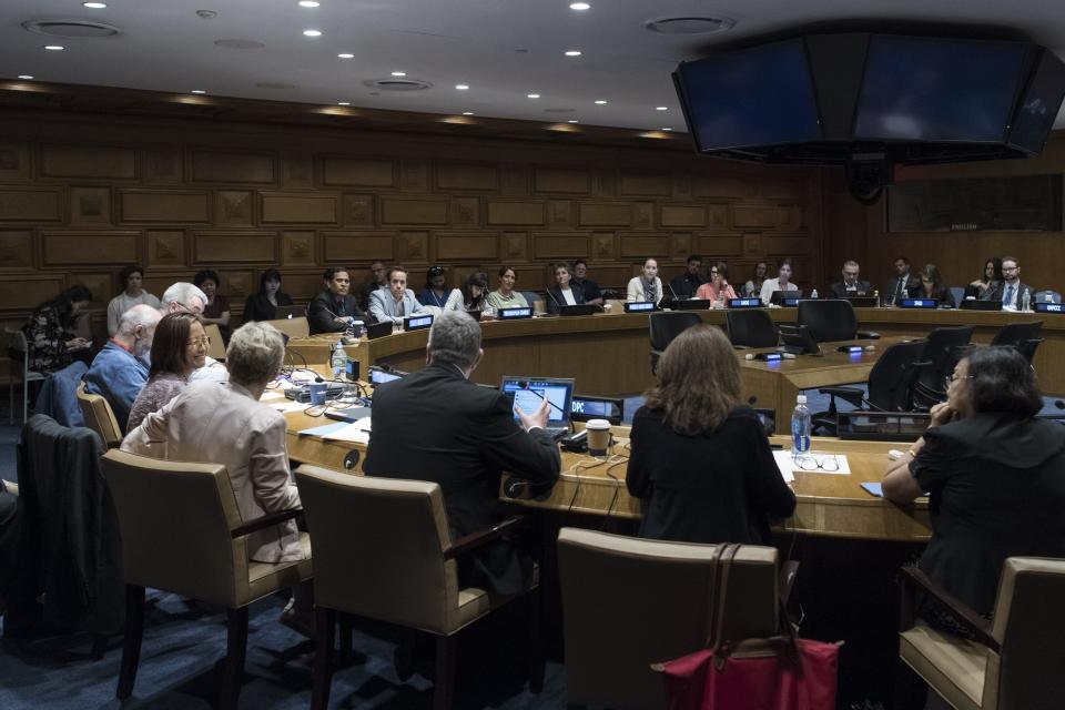 اجتمع موظفو محفوظات يمثلون العديد من المنظمات في مقر الأمم المتحدة في نيويورك لحضور حلقة عمل