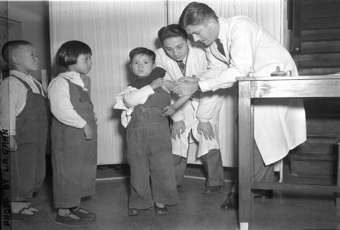 Inoculation massive d'enfants dans une clinique de tuberculose à Shanghai sous les auspices de l'UNRRA