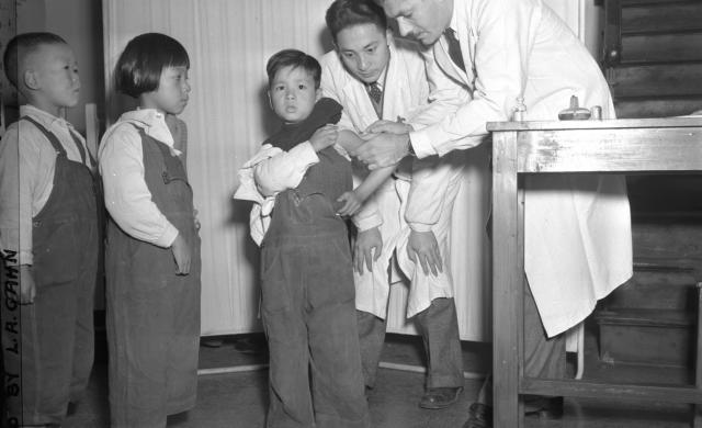 在UNRRA的赞助下，上海的一个结核病诊所为儿童大规模接种疫苗。